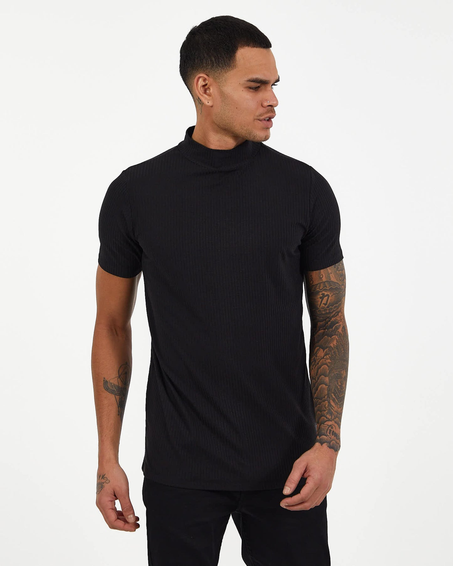 טי שירט עם צווארון גבוהה