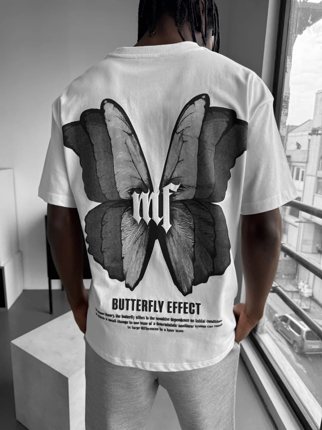 חולצת Butterfly לבנה – אוברסייז עם נוכחות