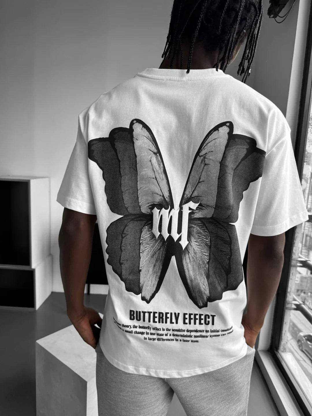 חולצת Butterfly לבנה – אוברסייז עם נוכחות