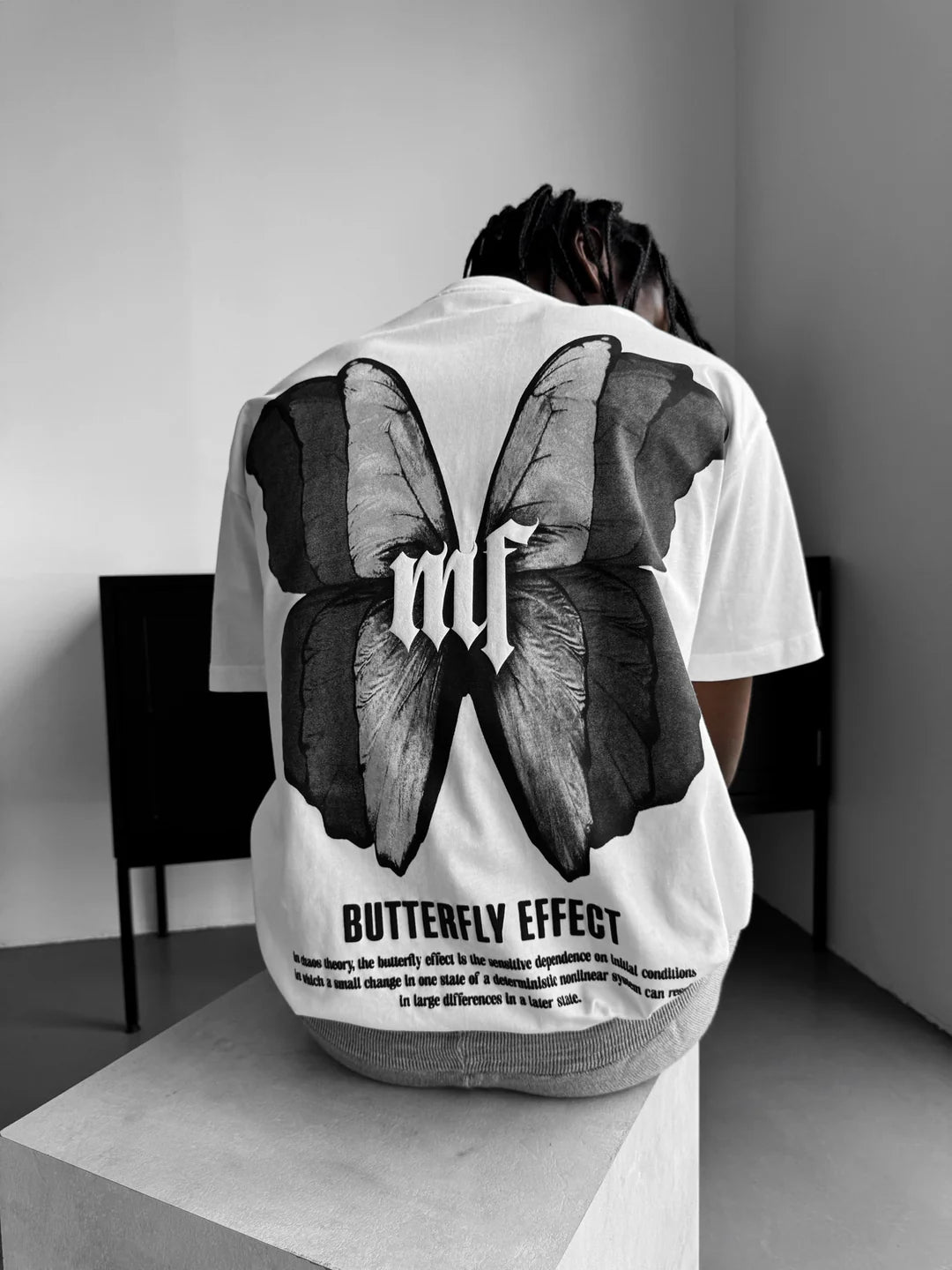 חולצת Butterfly לבנה – אוברסייז עם נוכחות