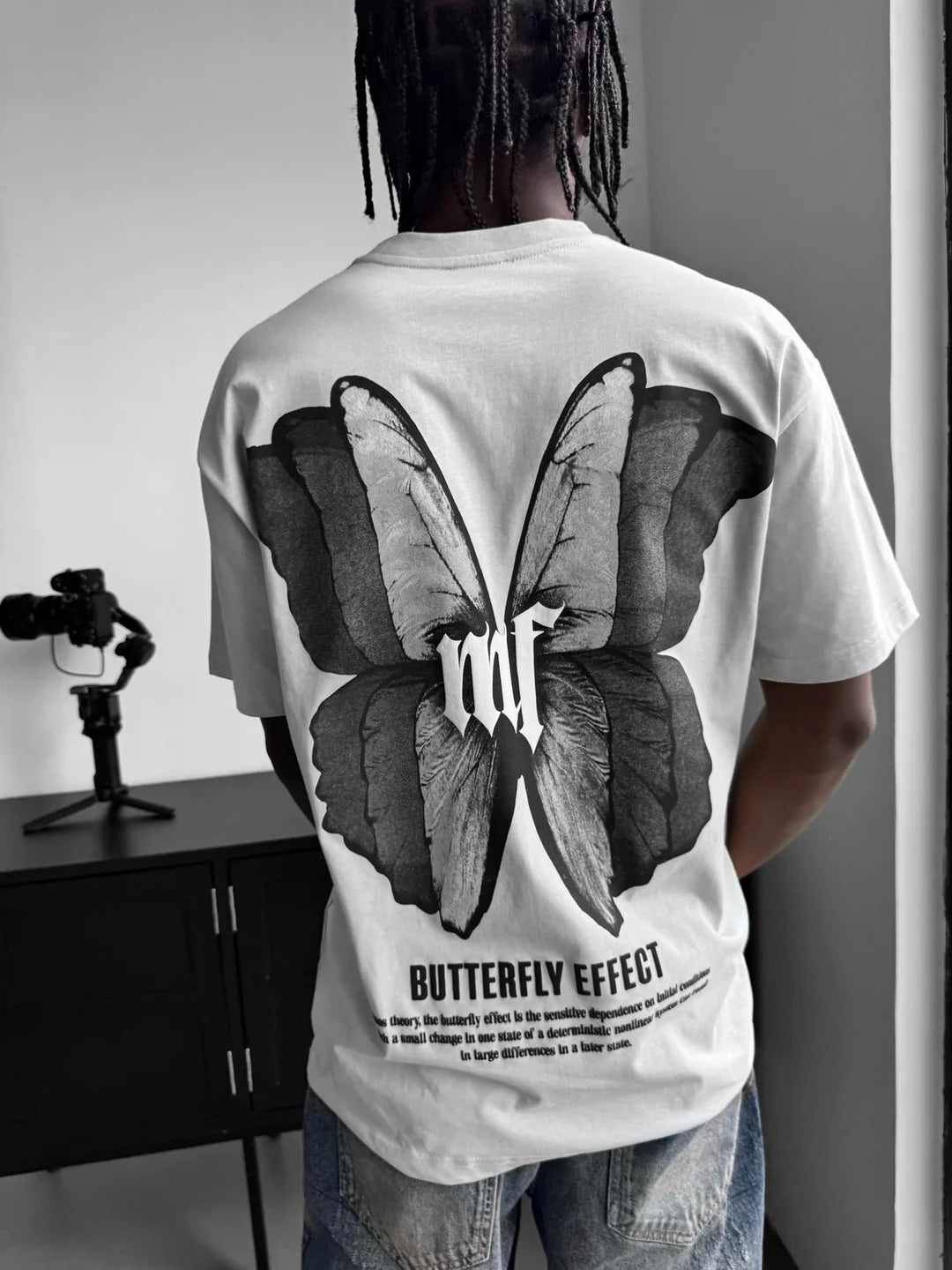 חולצת Butterfly לבנה – אוברסייז עם נוכחות