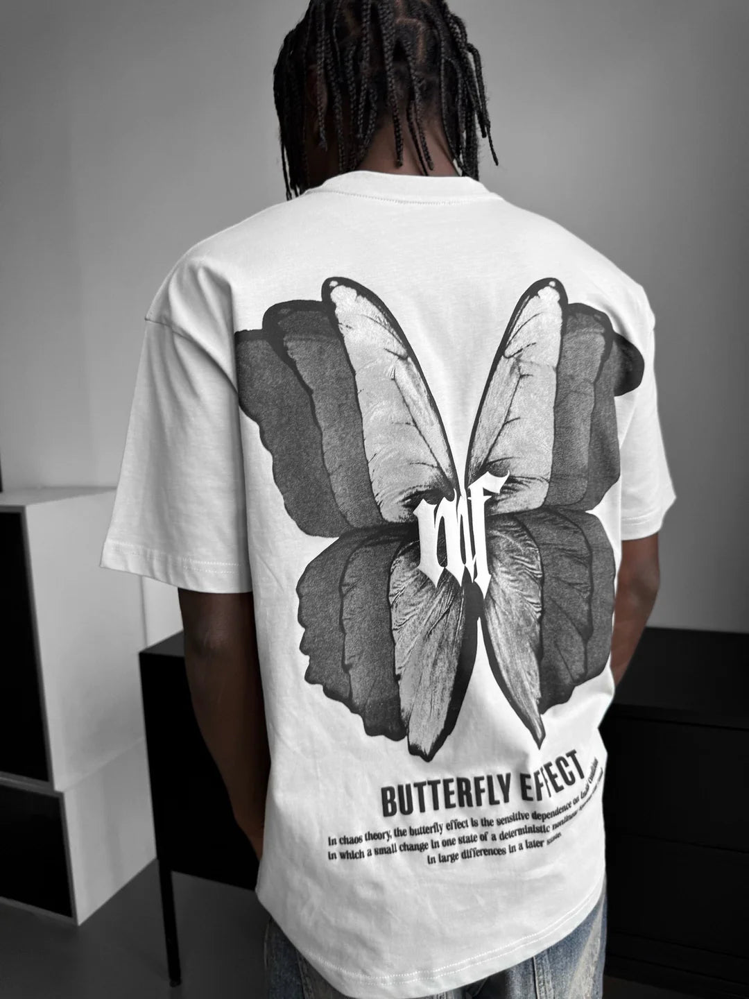 חולצת Butterfly לבנה – אוברסייז עם נוכחות
